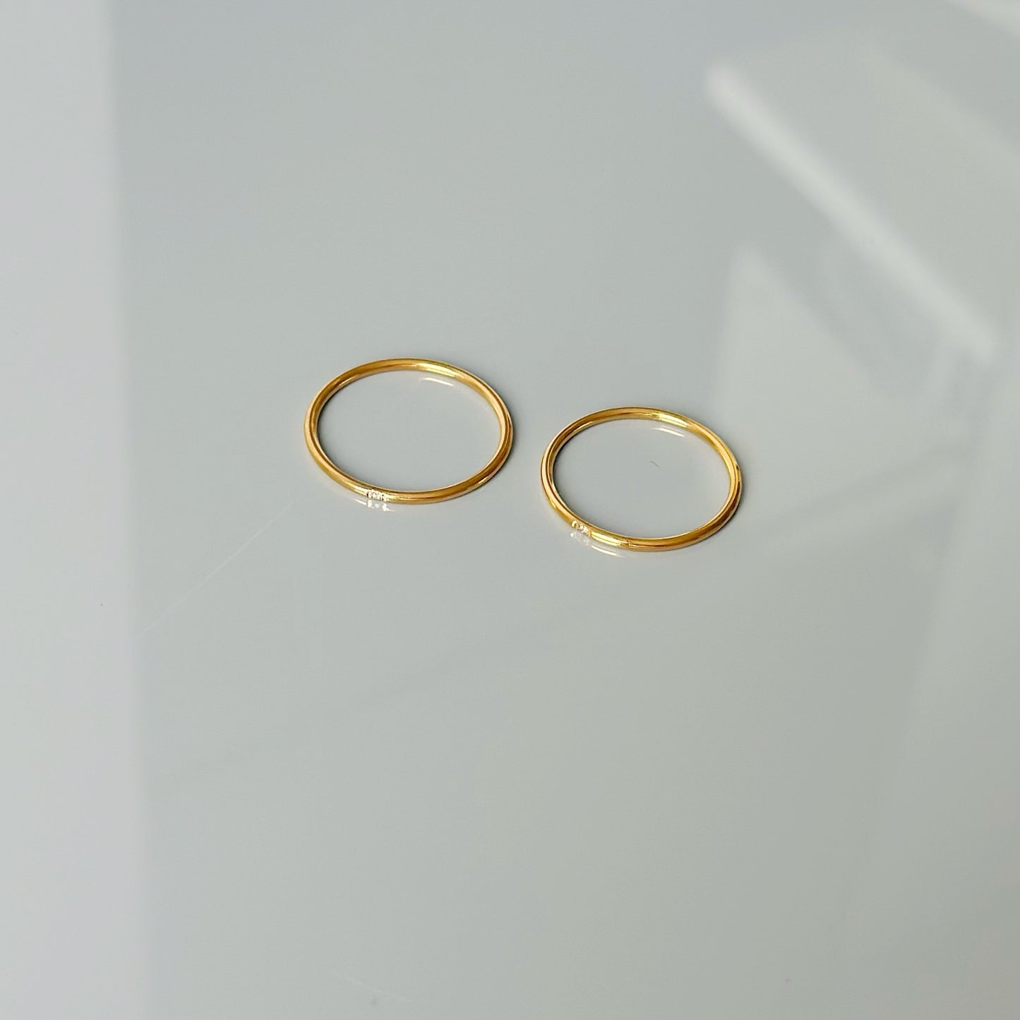 Auksuotas žiedas su mažu cirkoniuku "Minimal Gold"