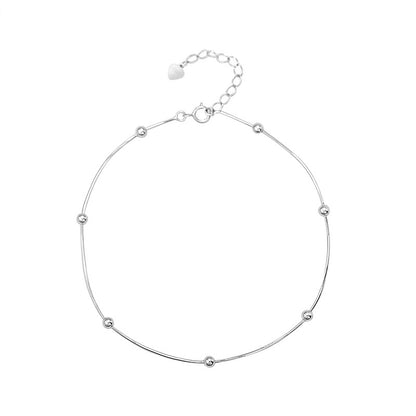 Sidabrinė rodžiuota minimalistinio stiliaus grandinėlė ant kojos