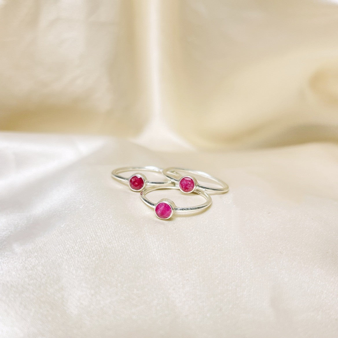 Sidabrinis žiedelis su korundu