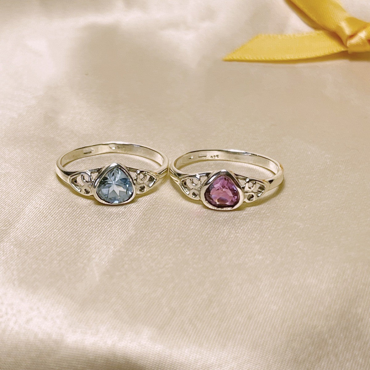 Sidabrinis žiedas su trikampio formos ametistu