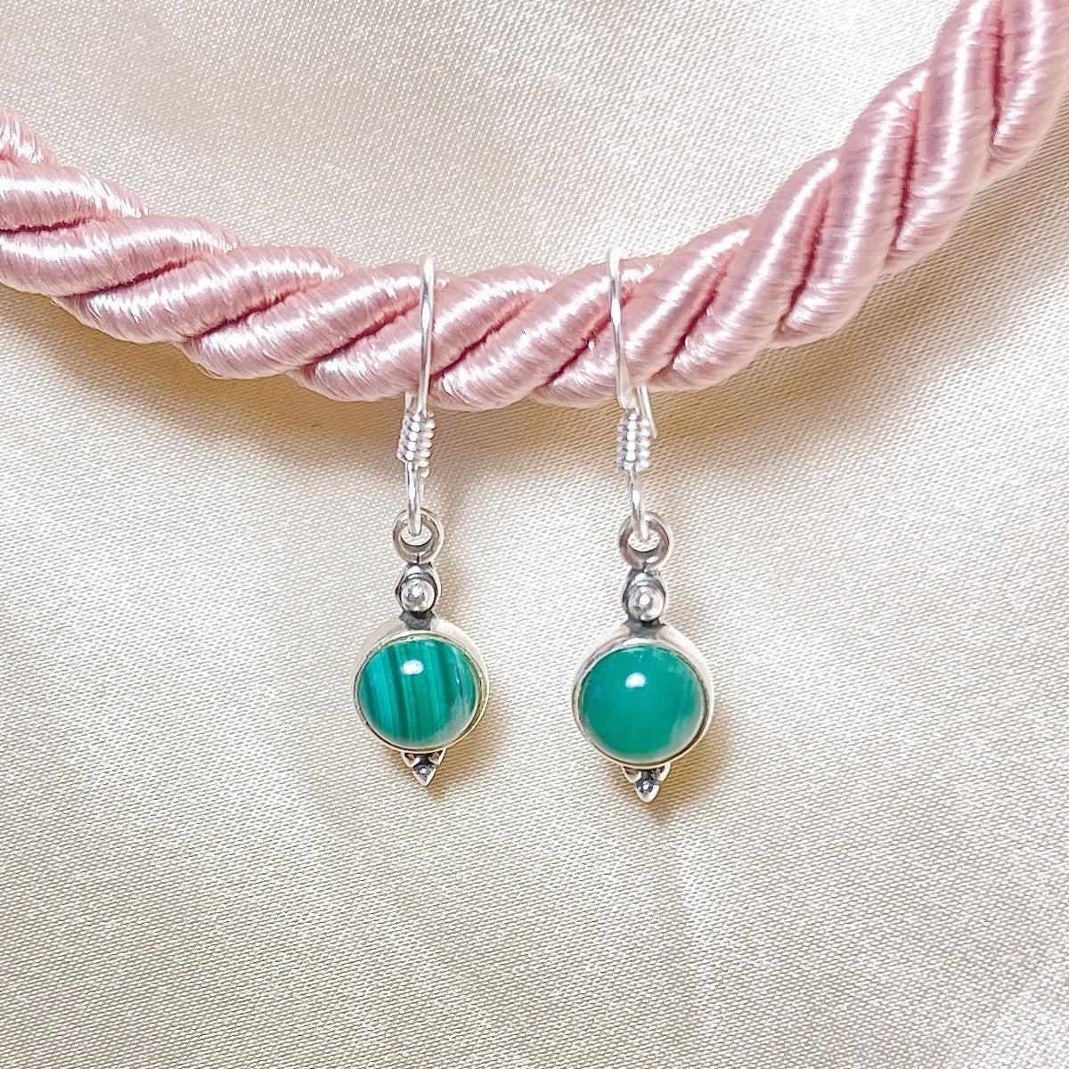 Sidabriniai kabantys auskarai su malachitu