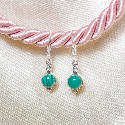 Sidabriniai kabantys auskarai su malachitu