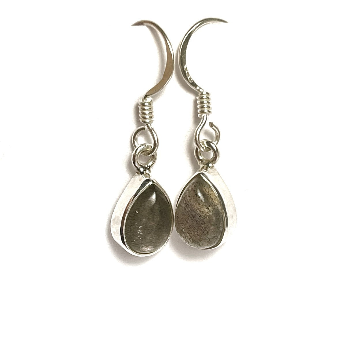 Sidabriniai kabantys lašo formos auskarai su labradoritu