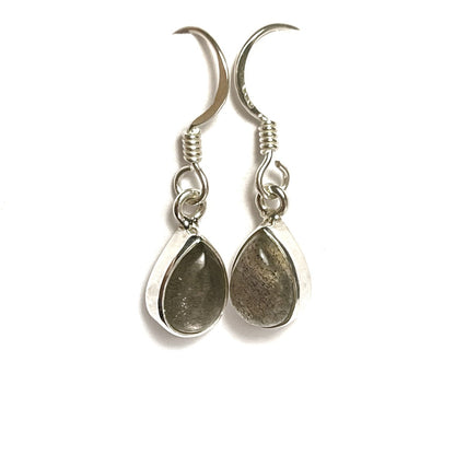 Sidabriniai kabantys lašo formos auskarai su labradoritu