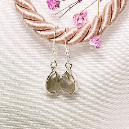 Sidabriniai kabantys lašo formos auskarai su labradoritu