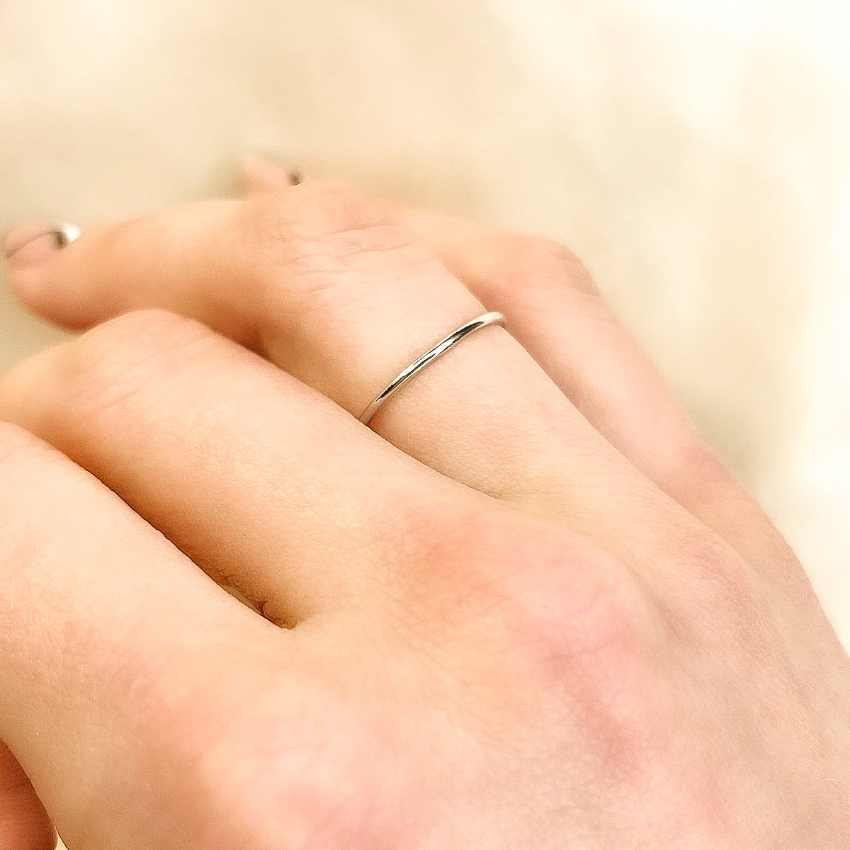 Sidabrinis rodžiuotas 1mm žiedelis