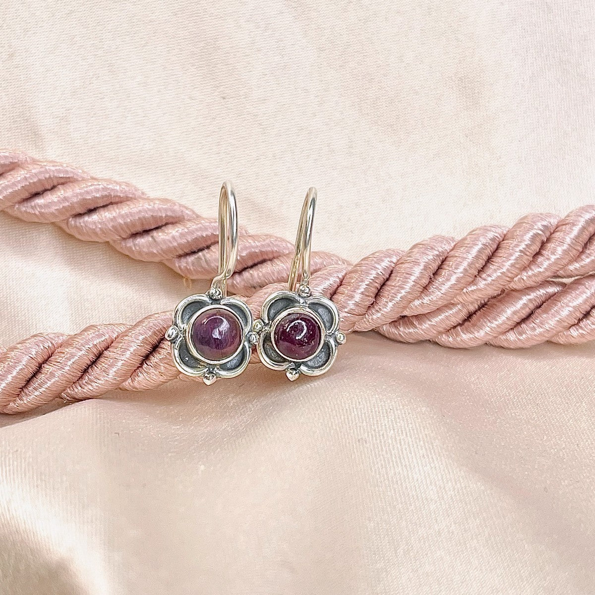 Sidabriniai auskarai "Gėlytės" su korundu