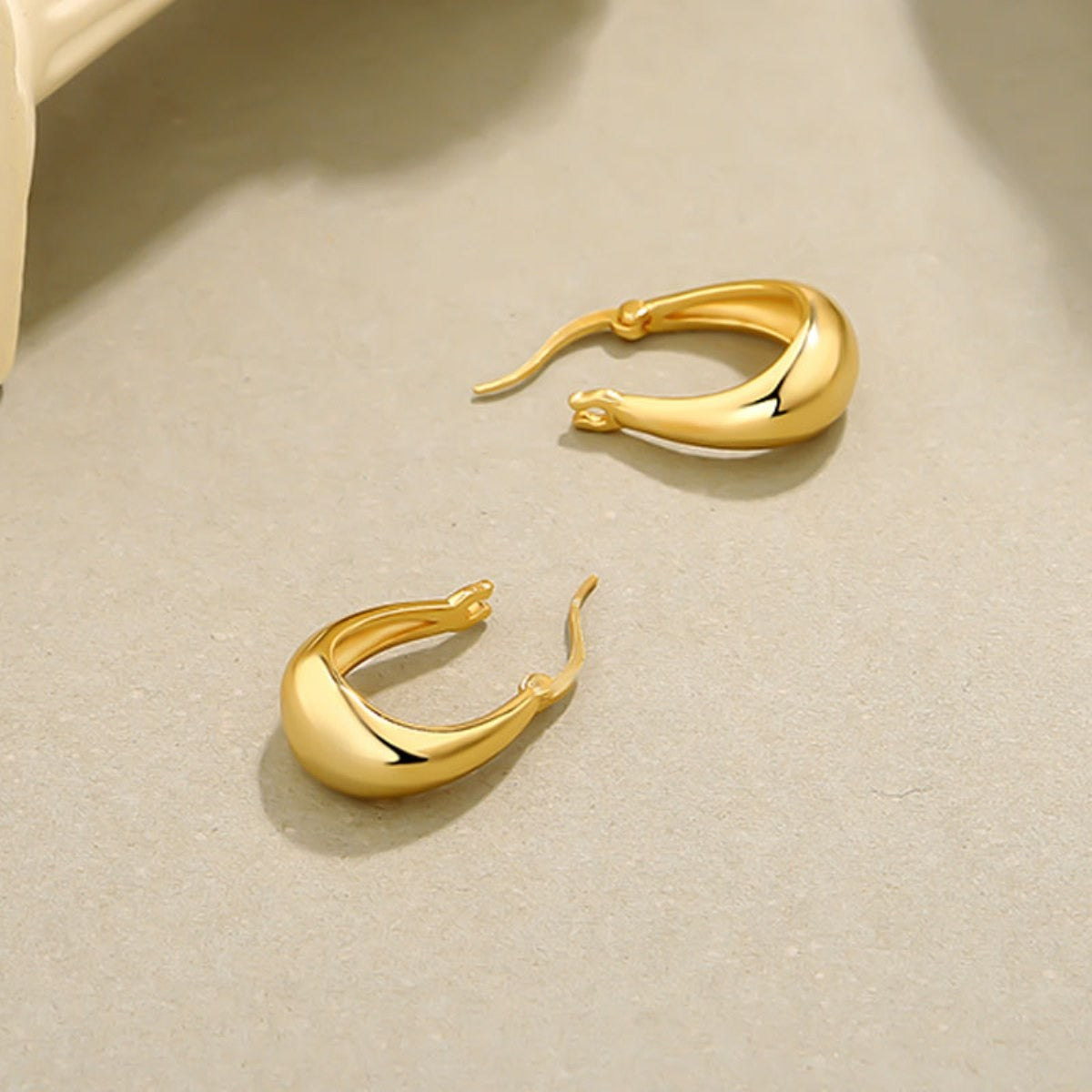 Sidabriniai lašo formos auskarai