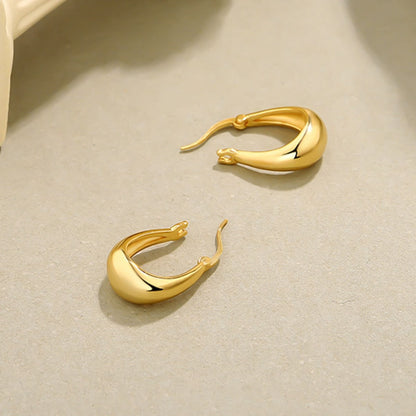 Sidabriniai lašo formos auskarai