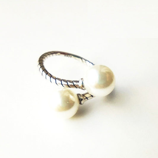 Reguliuojamo dydžio sidabrinis žiedas su perlu