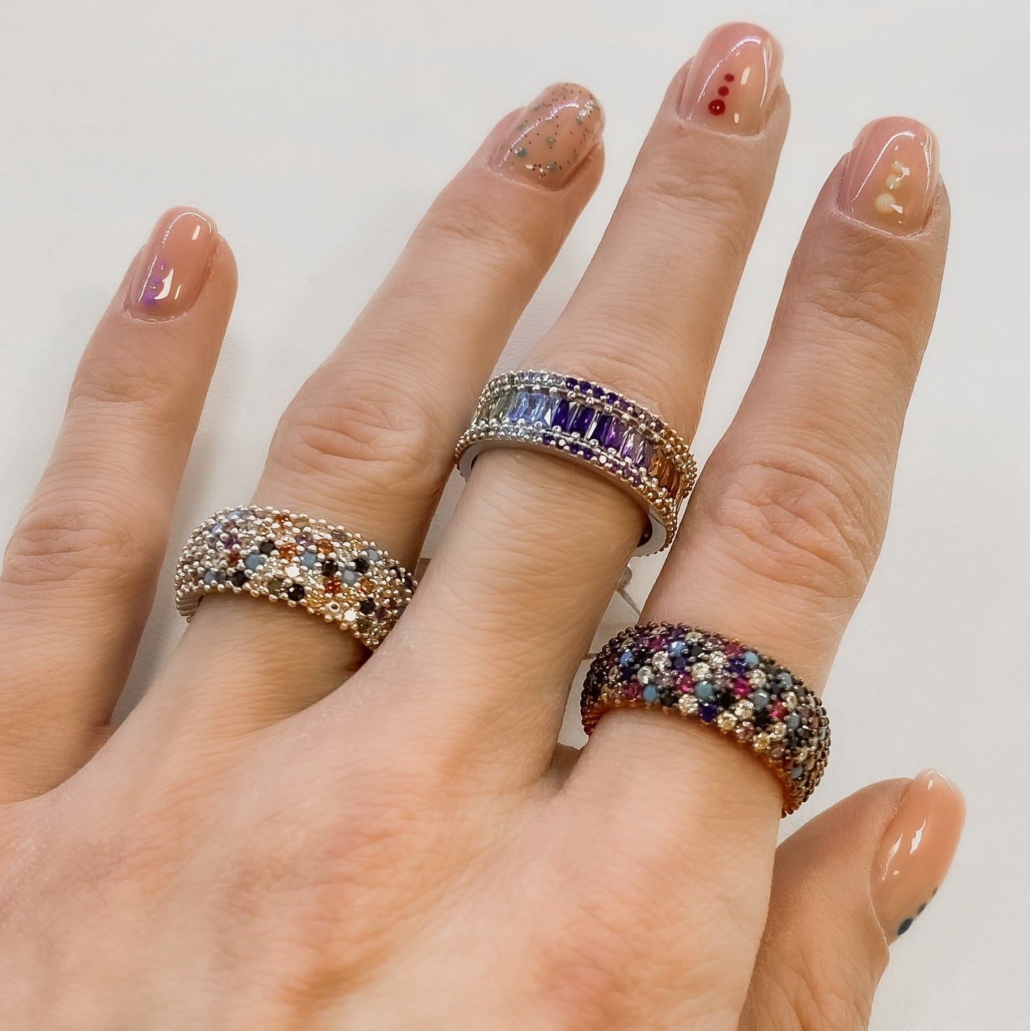 8mm sidabrinis žiedas su 5 spalvotų cirkonių eilėmis