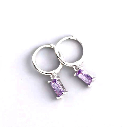 Sidabriniai rodžiuoti auskarai su violetiniais cirkoniais