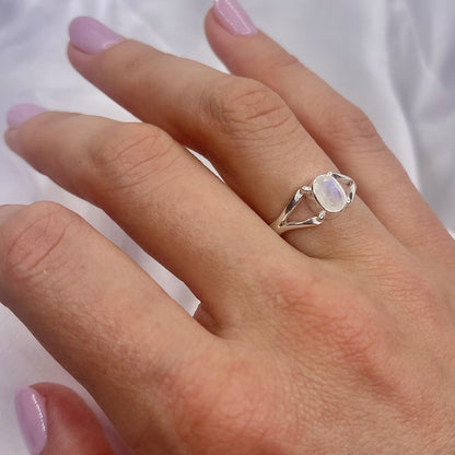 Sidabrinis žiedas su mėnulio akmeniu