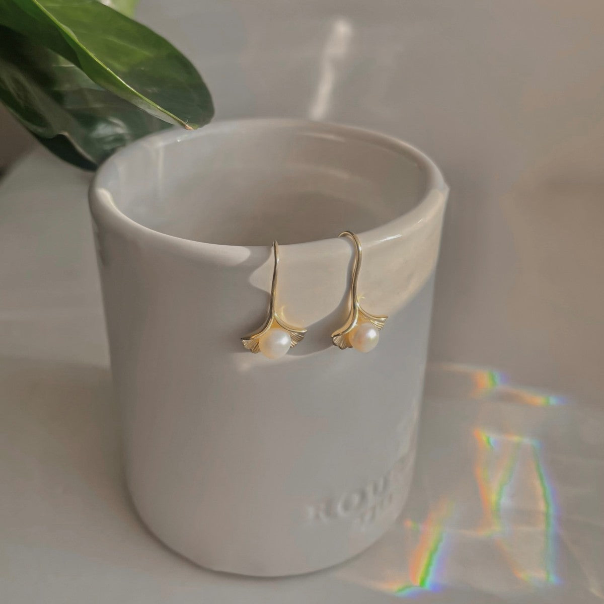 Sidabriniai auksuoti kabantys auskarai su tikru perlu