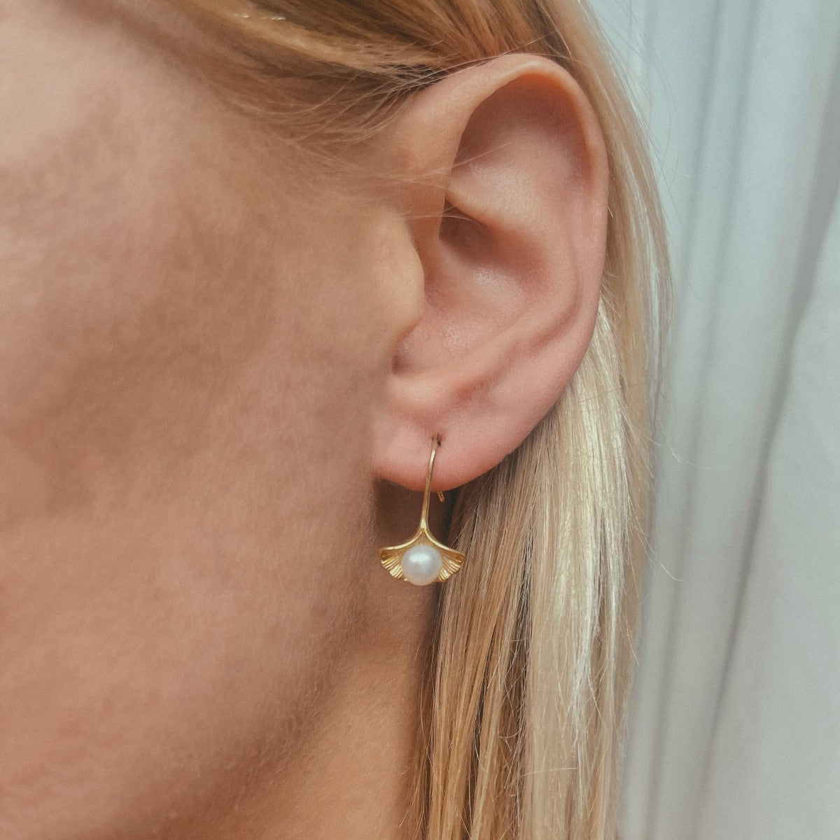 Sidabriniai auksuoti kabantys auskarai su tikru perlu