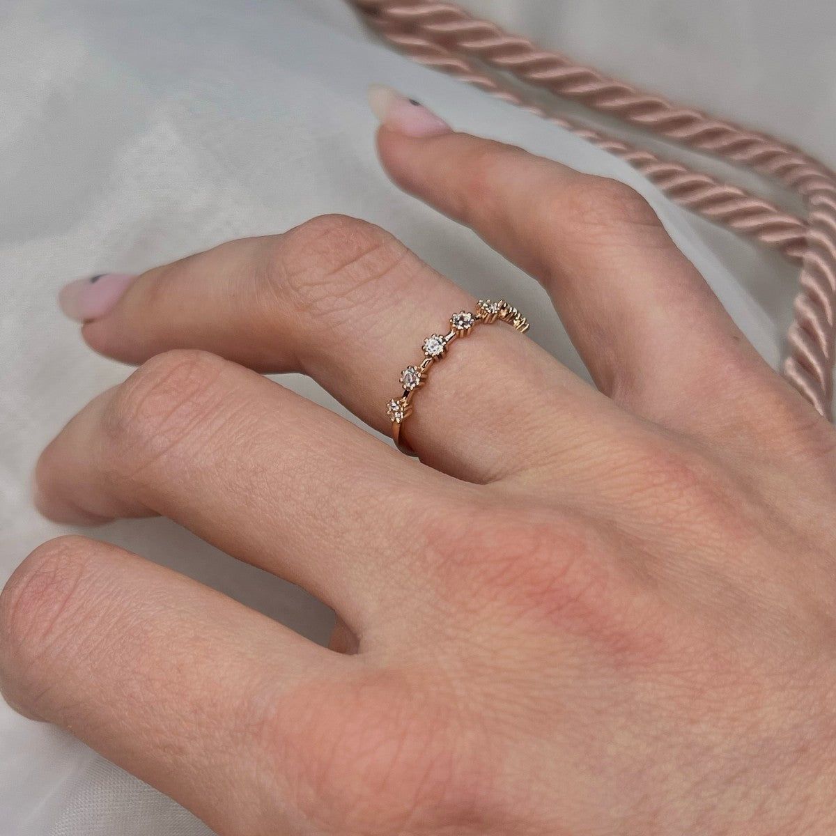 Sidabrinis paauksuotas žiedas su 7 cirkoniais