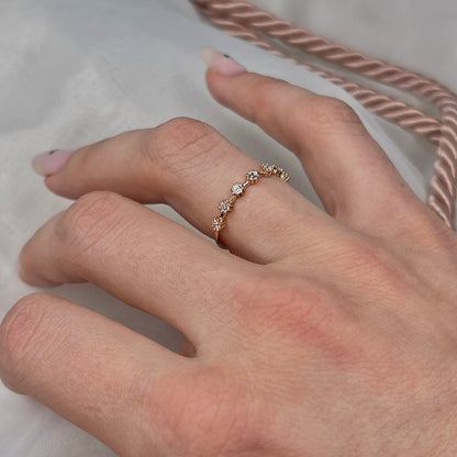 Sidabrinis paauksuotas žiedas su 7 cirkoniais