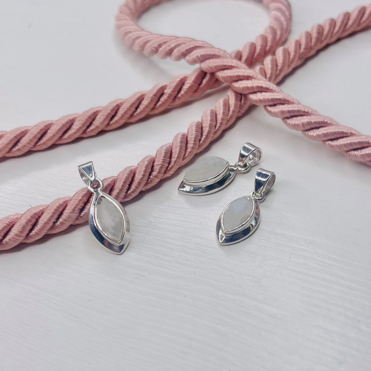 Sidabrinis pakabukas su mėnulio akmeniu ir grandinėle