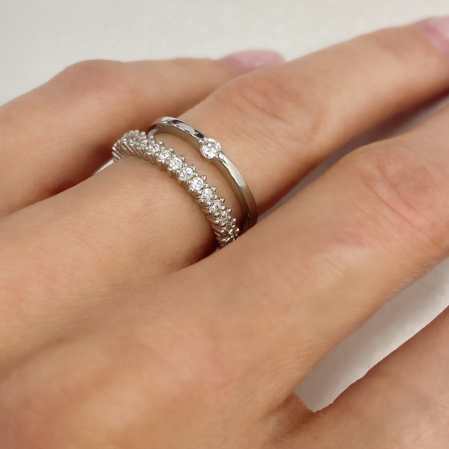 Sidabrinis rodžiuotas žiedas su maža cirkonio akute