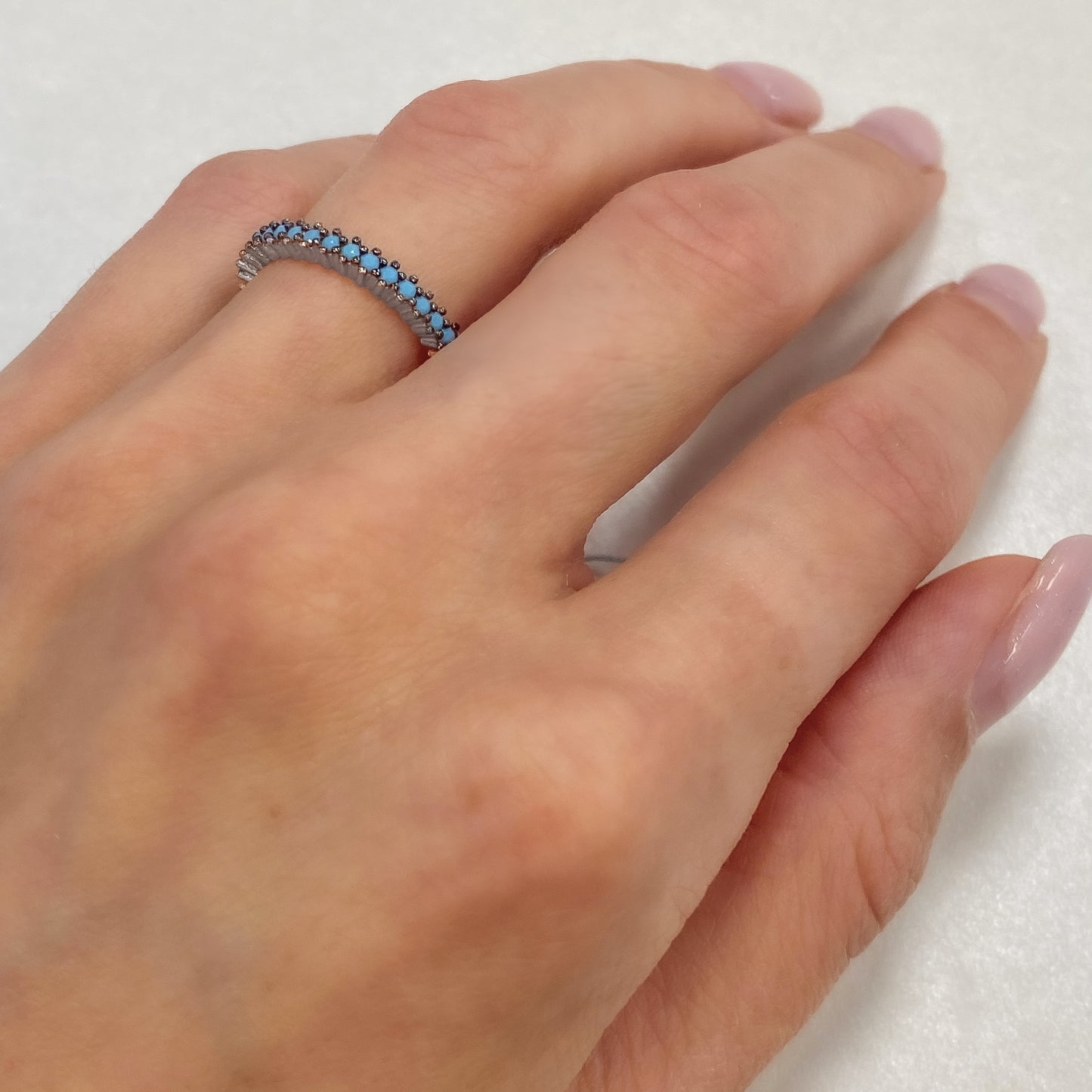 2mm žiedelis su turkio spalvos kristalais