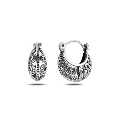 Kabantys sidabriniai auskarai su ornamentais