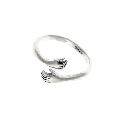 Sidabrinis rodžiuotas reg. dydžio žiedas "Hug ring"