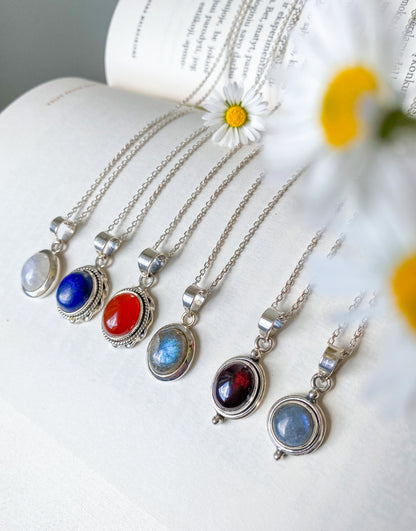 Sidabrinis pakabukas su karneolio akmeniu ir grandinėle