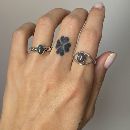 Sidabrinis žiedas su ovaliu labradorito akmeniu