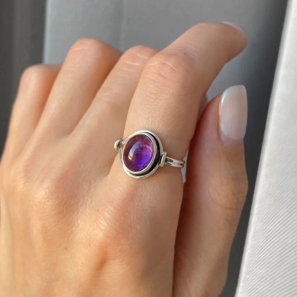 Sidabrinis žiedas su ovaliu ametistu
