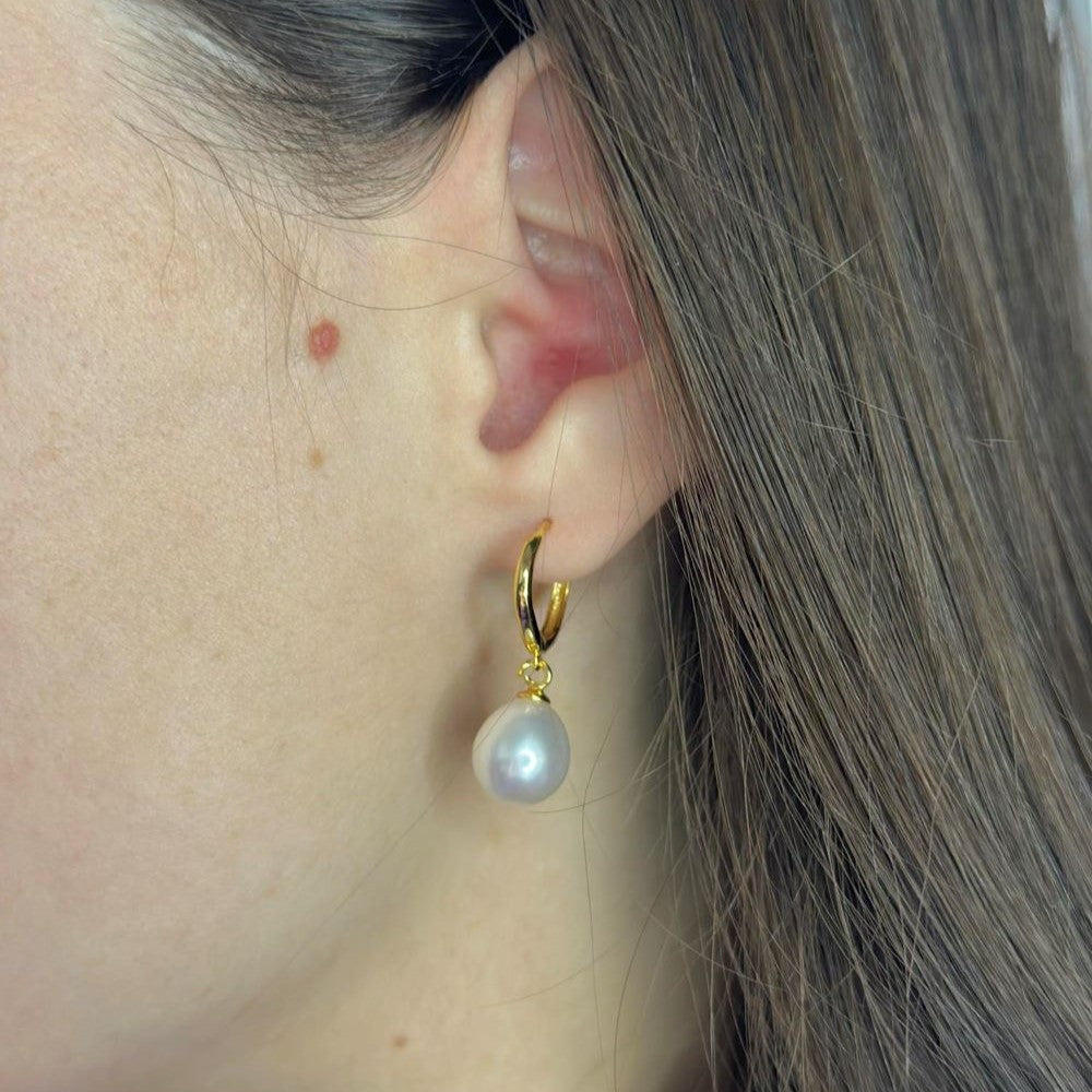 Sidabriniai auksuoti kabantys auskarai su tikrais perlais