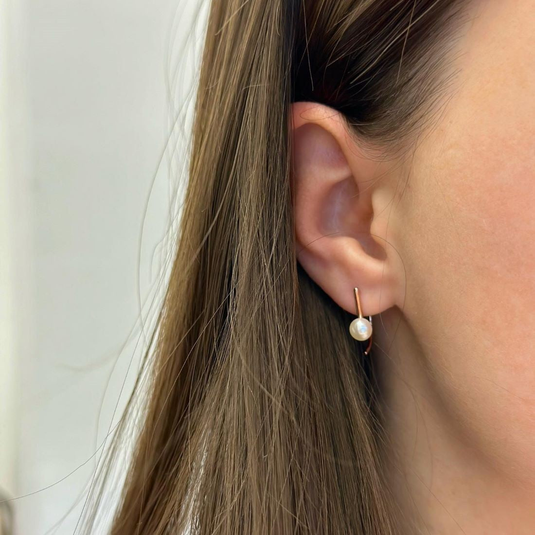 Sidabriniai paauksuoti auskariukai su tikru perlu