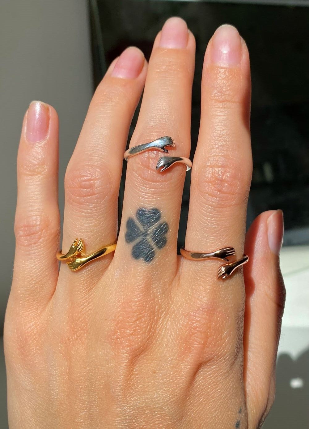 Sidabrinis rodžiuotas reg. dydžio žiedas "Hug ring"