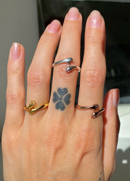 Sidabrinis rodžiuotas reg. dydžio žiedas "Hug ring"