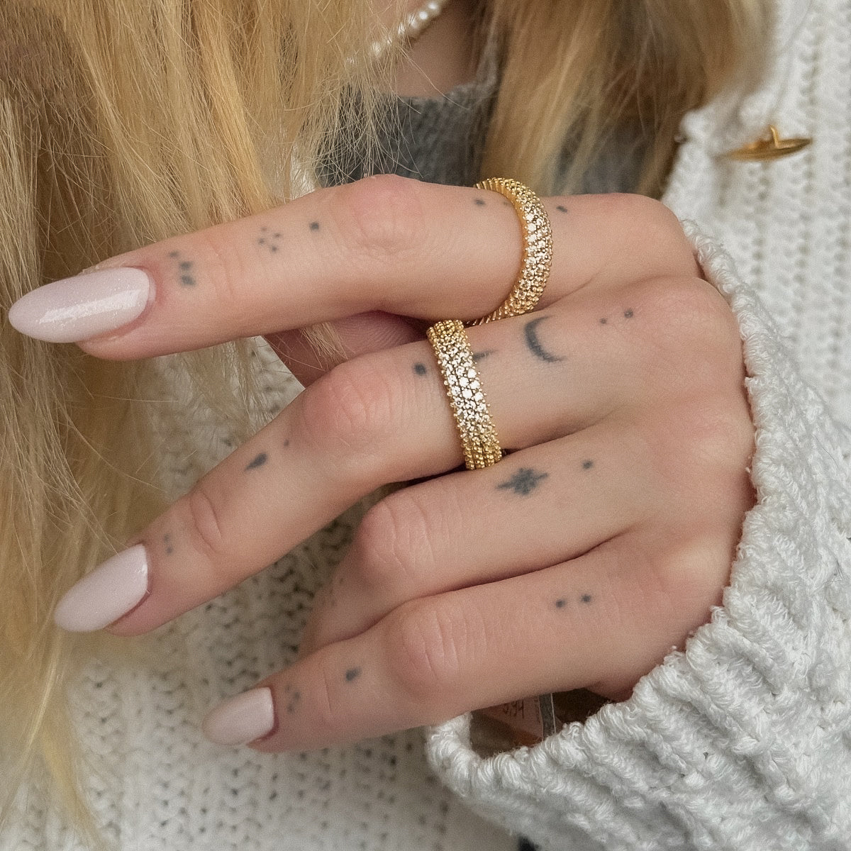 Sidabrinis auksuotas žiedas su 3 eilėmis cirkonių