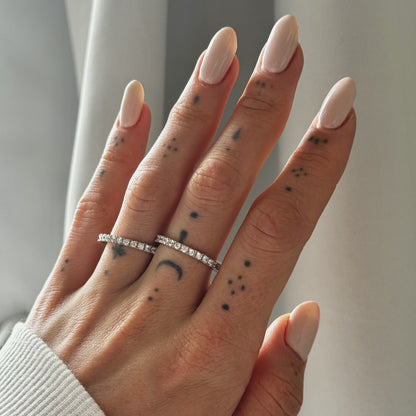 Sidabrinis rodžiuotas 2mm pločio žiedas su cirkoniu