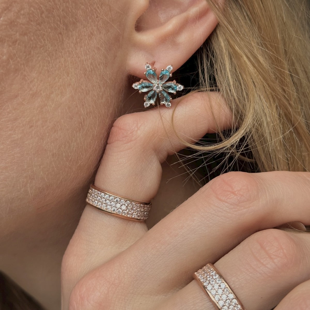 Sidabriniai paauksuoti angl. užsegimu auskarai su cirkonio gėlyte