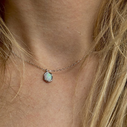 Sidabrinis rodžiuotas pakabukas su sintetiniu opalu ir grandinėle