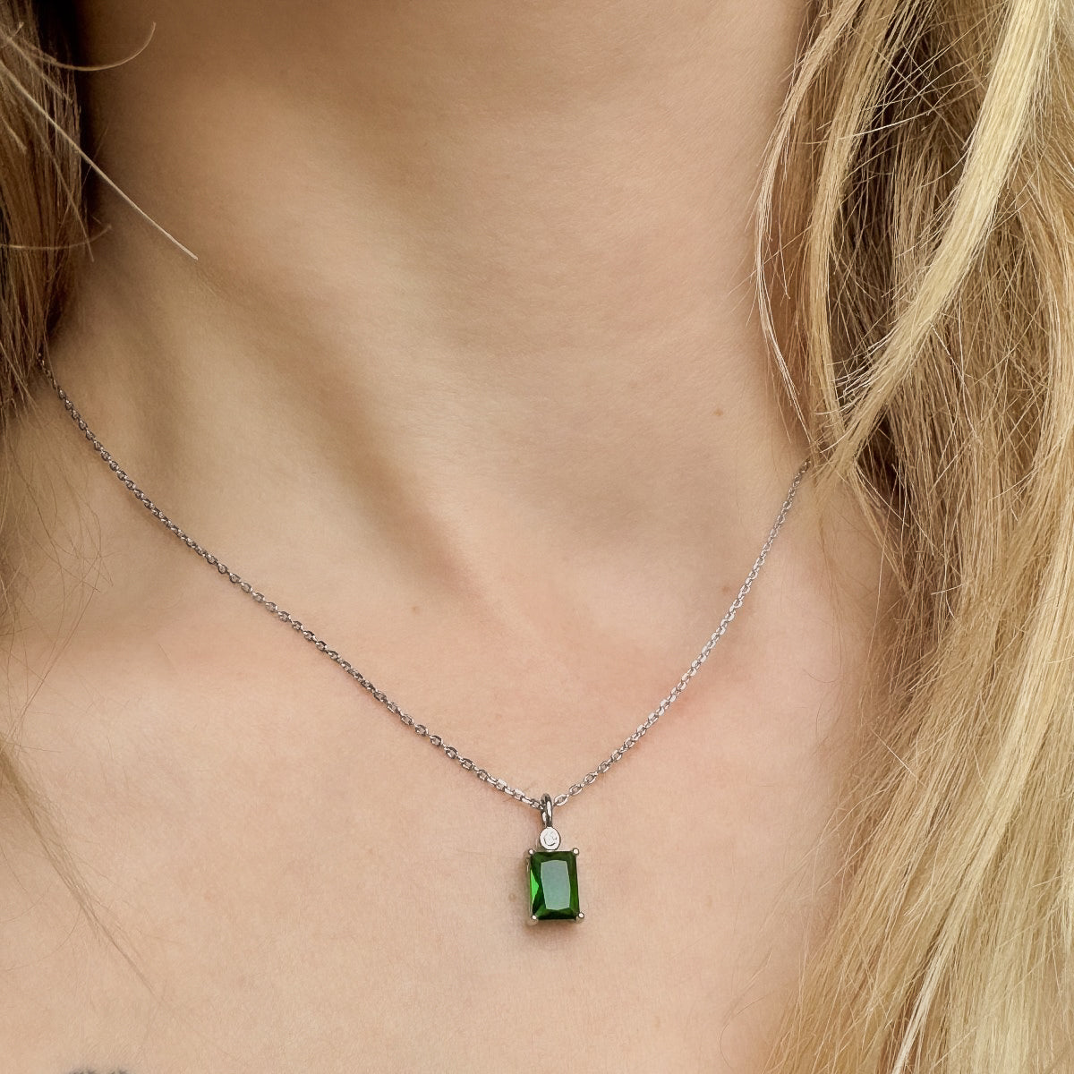 Sidabrinis pakabukas su žaliu cirkoniu ir grandinėle