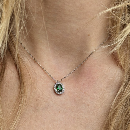 Sidabrinis rodžiuotas ovalus pakabukas su žaliu cirkoniu ir grandinėle