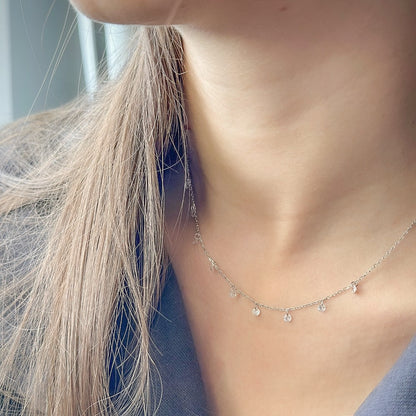 Sidabrinė rodžiuota kolje su kabančiais cirkoniais