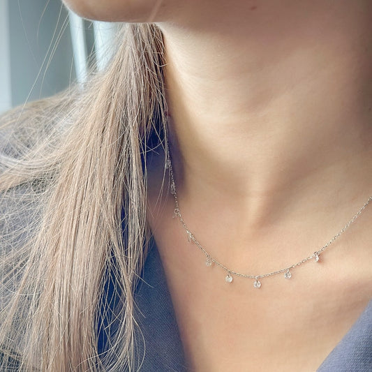 Sidabrinė rodžiuota kolje su kabančiais cirkoniais