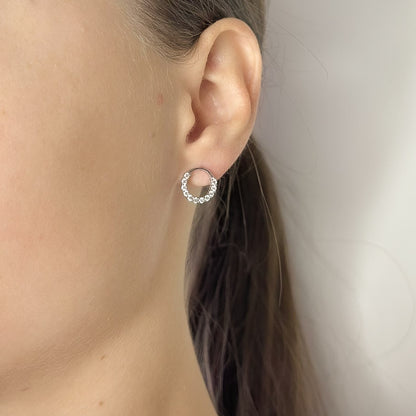 Sidabriniai rodžiuoti apvalūs auskarai su cirkoniais