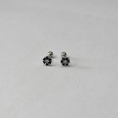 Sidabriniai užsukami auskarai su juodu cirkoniu