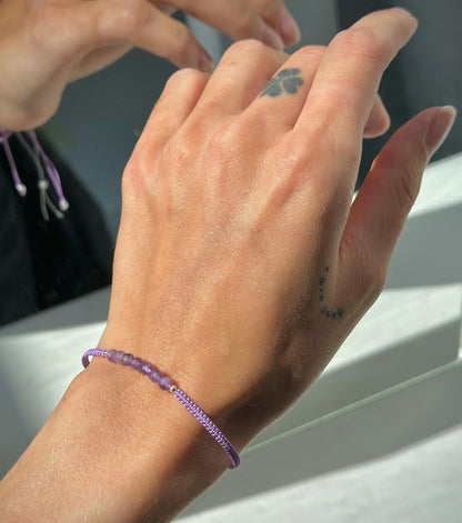 Siūlo apyrankė su sidabriniais karoliukais ir ametisto akmenukais