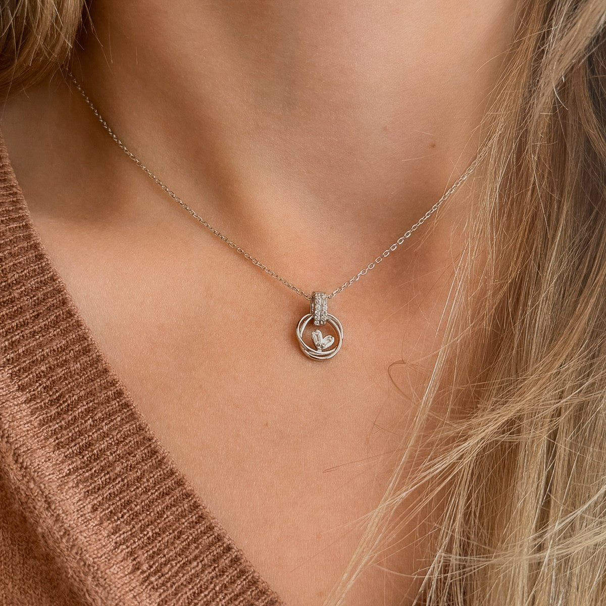 Sidabrinis rodžiuotas pakabukas su cirkoniais ir grandinėle