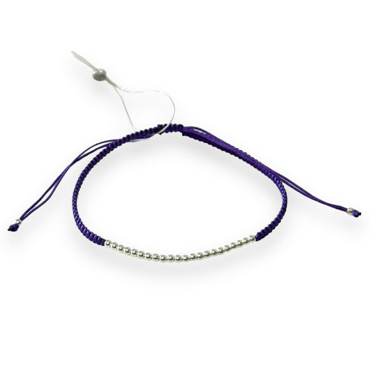 Įvairių spalvų siūlo apyrankės su sidabriniais karoliukais