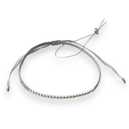 Įvairių spalvų siūlo apyrankės su sidabriniais karoliukais