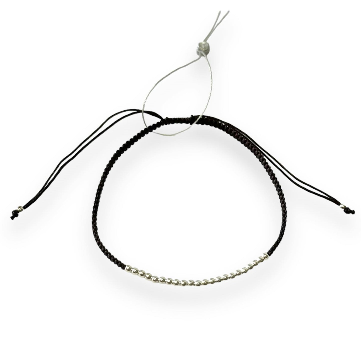 Įvairių spalvų siūlo apyrankės su sidabriniais karoliukais