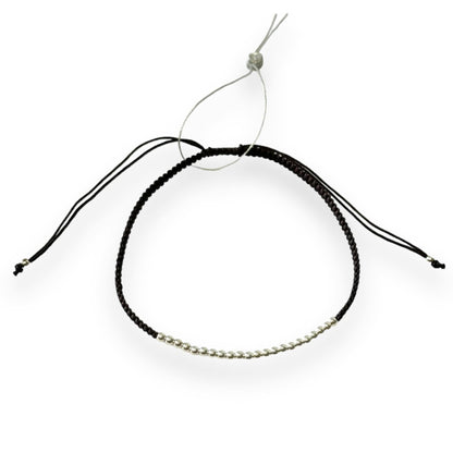 Įvairių spalvų siūlo apyrankės su sidabriniais karoliukais