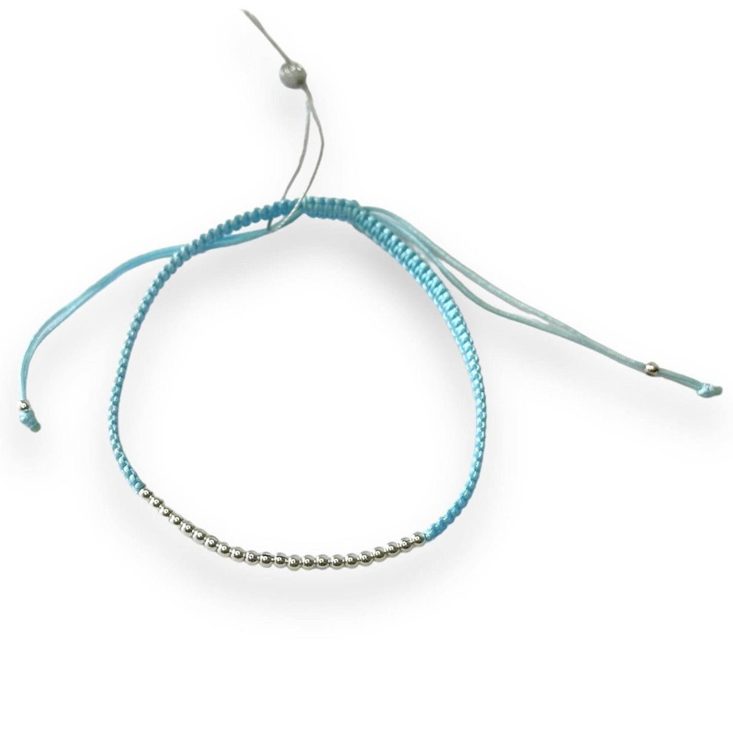 Įvairių spalvų siūlo apyrankės su sidabriniais karoliukais